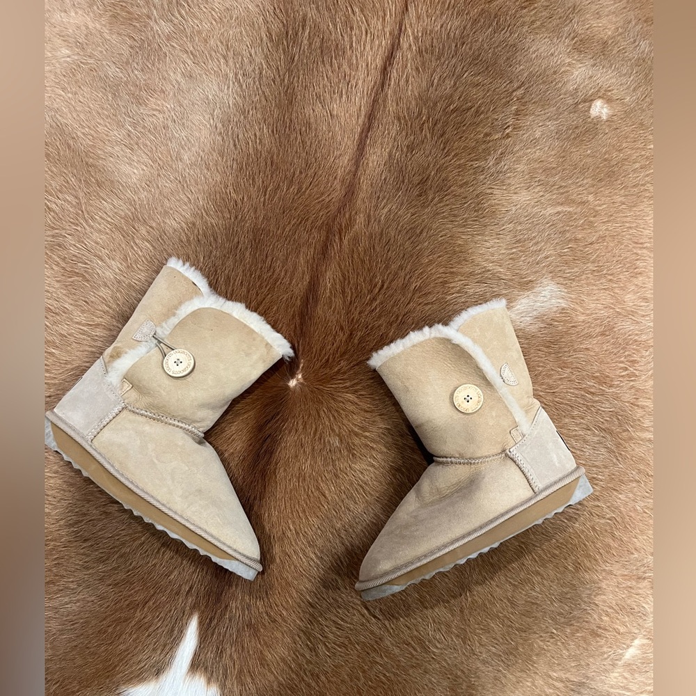 UGG boots, like new, button closure, size 7